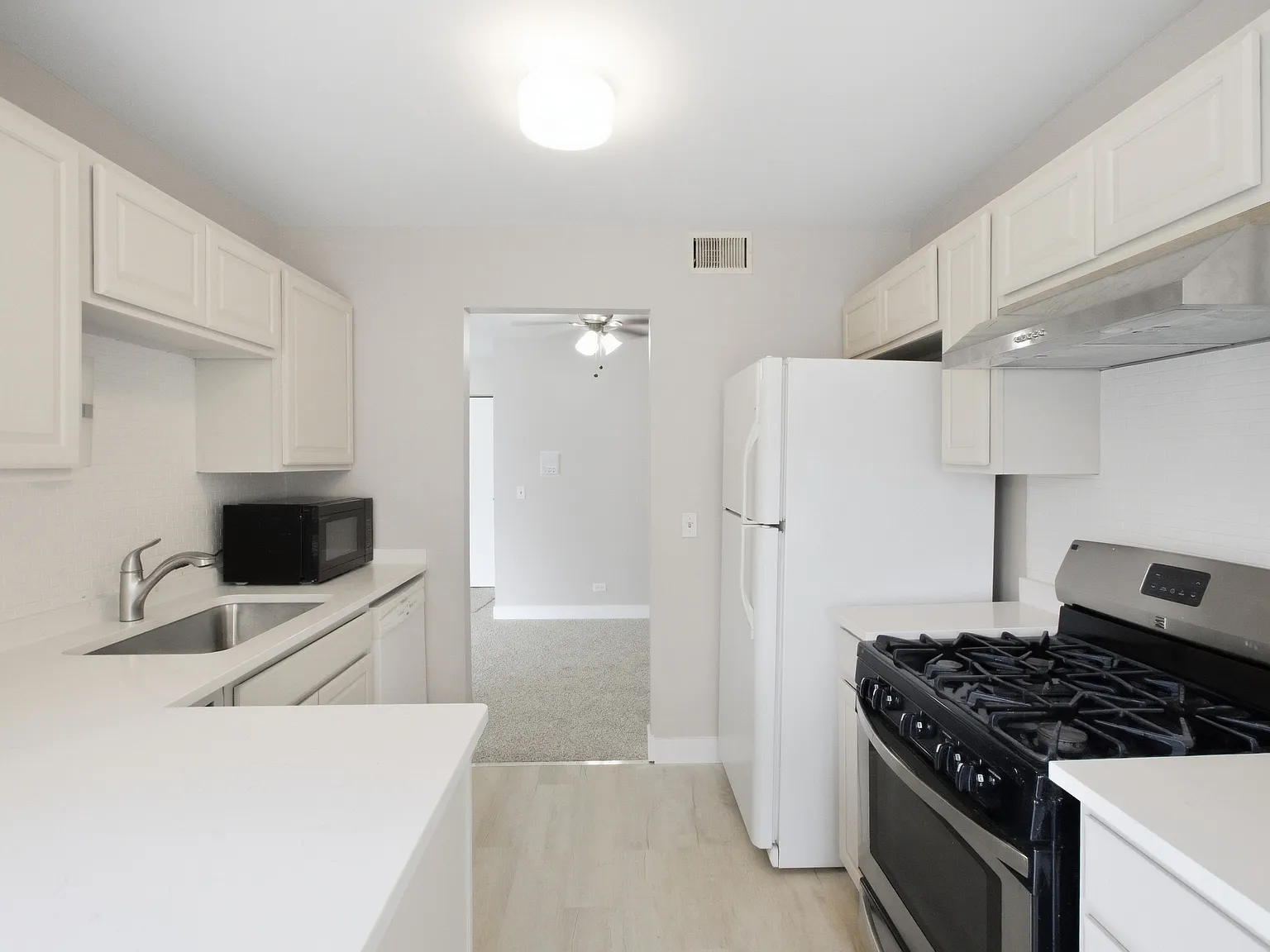 2 bed, 2.0 bath, 1200 sqft, $2,200 — Photo 2