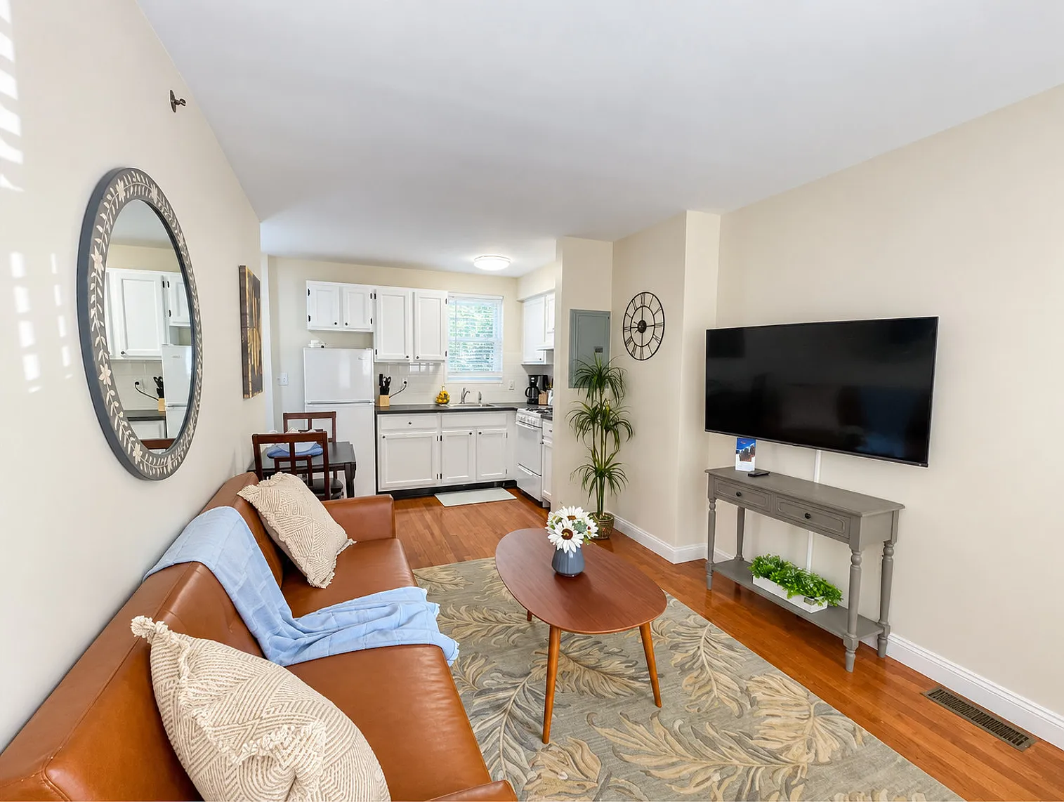 2 bed, 1.5 bath, 893 sqft, $6,283 — Photo 2