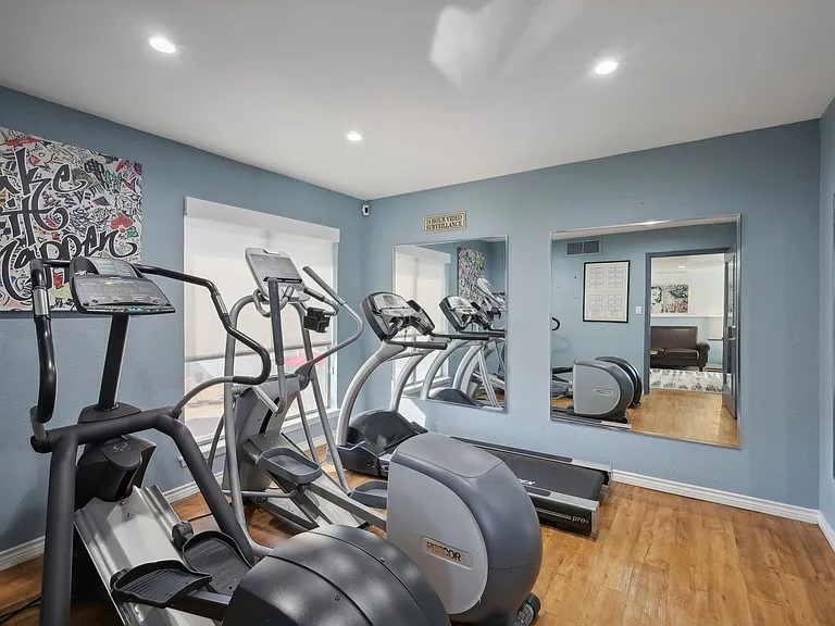 Hollyhills Apartments — Photo 7