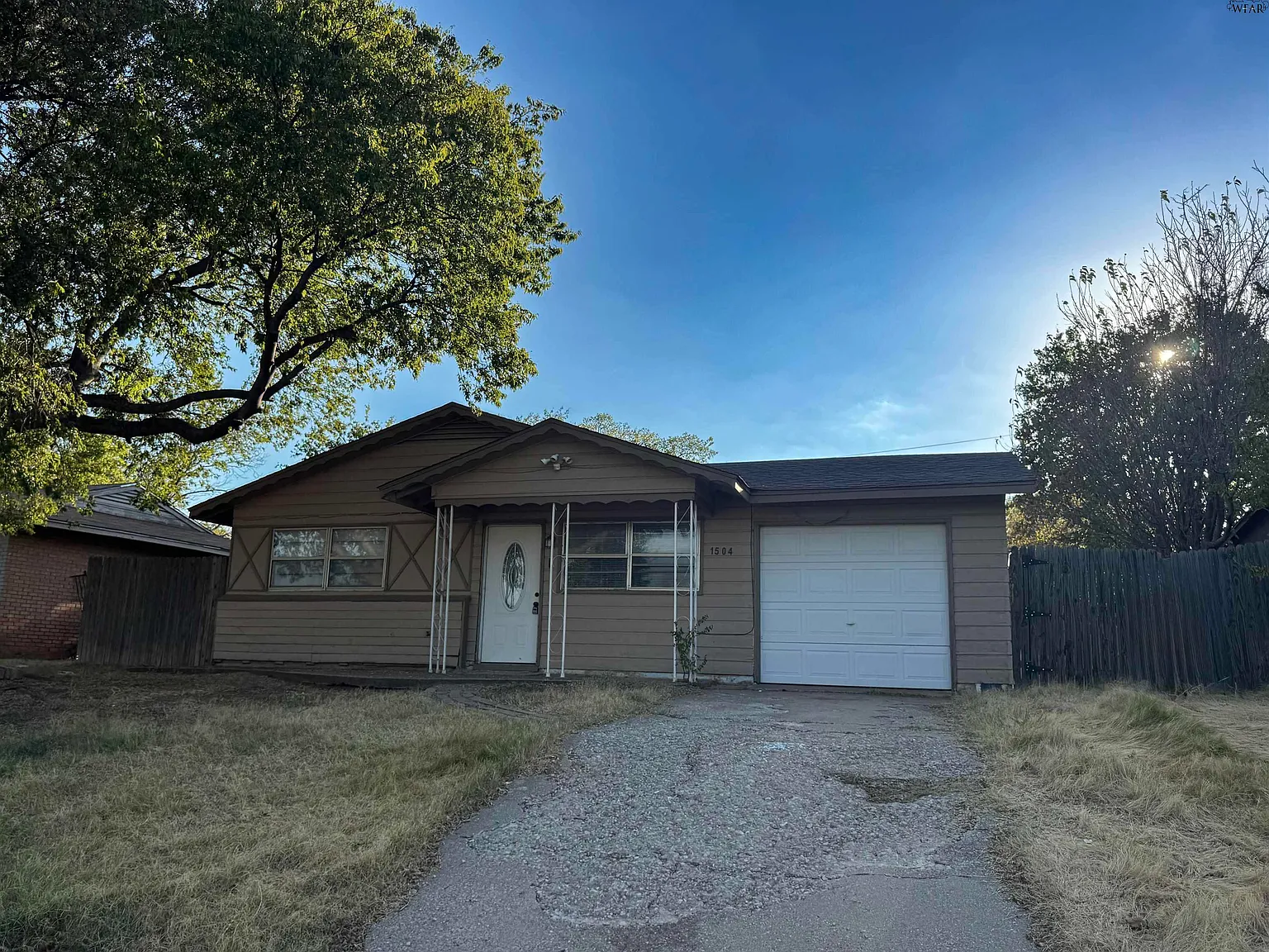 3 bed, 1.5 bath, 936 sqft, $1,250 — Photo 1