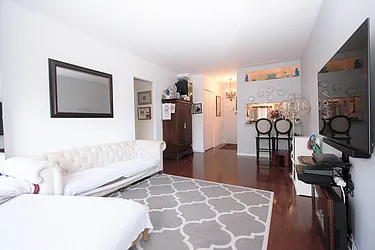 Rented by R New York