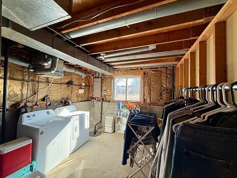 1042 Castlewood Dr — Photo 11