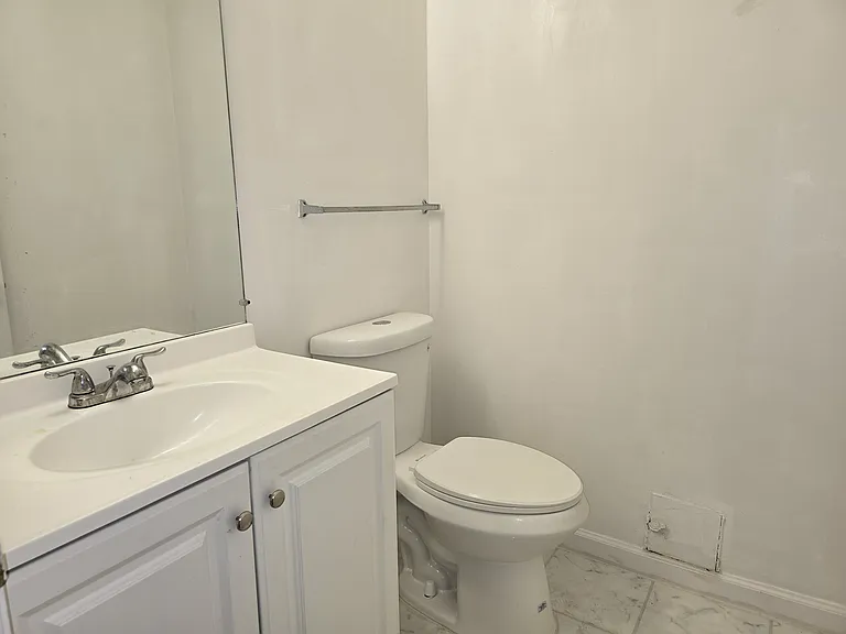 590 Parkview Dr #202 — Photo 3