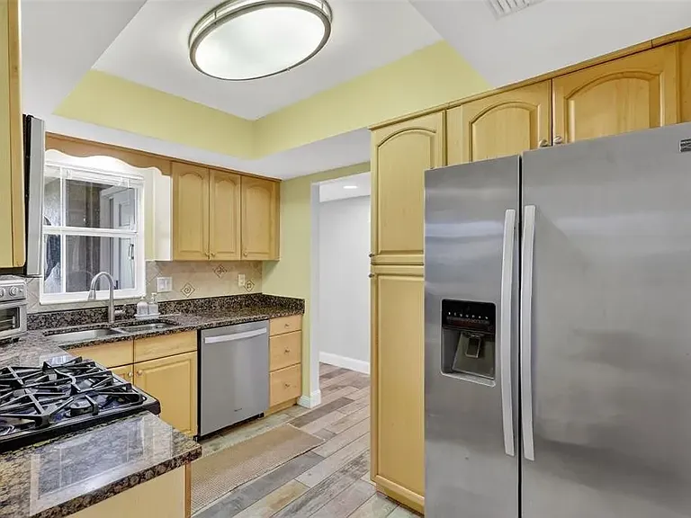 1886 Southpointe Dr — Photo 7