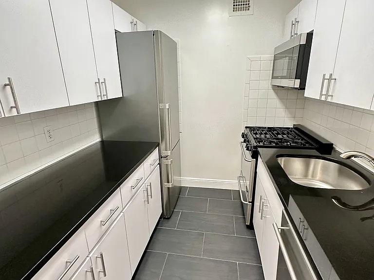 442 W 57th St #4A — Photo 9