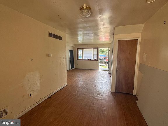 4th image of 32 Thorn Ln