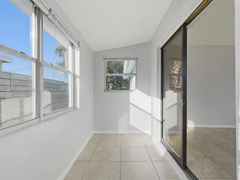 533 NW 15th Way — Photo 6