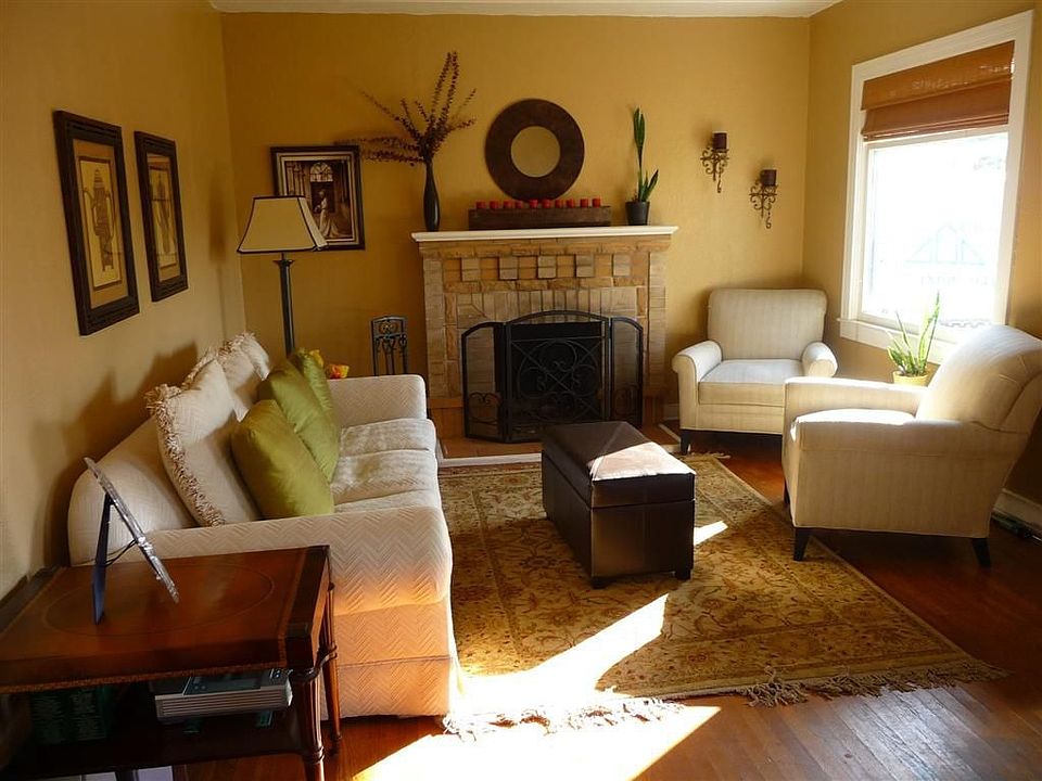 Cozy LVRM w/fireplace