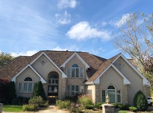 920 Livingston Ln, Inverness, IL 60010