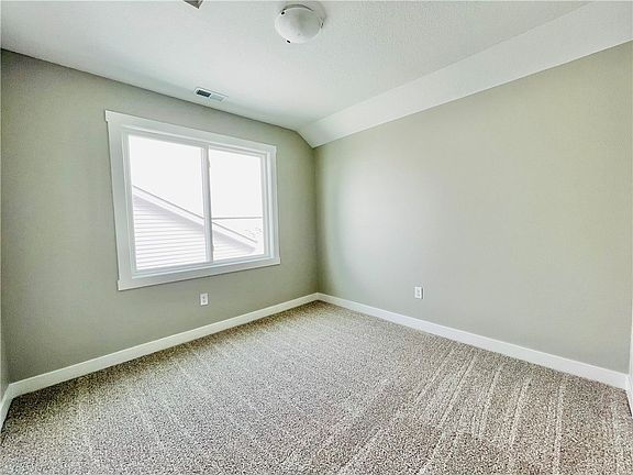 4th image of 222 NW Lexington Dr