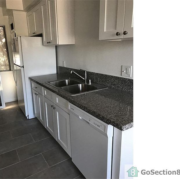 1st image of 4252 Woodlawn Ave APT 1