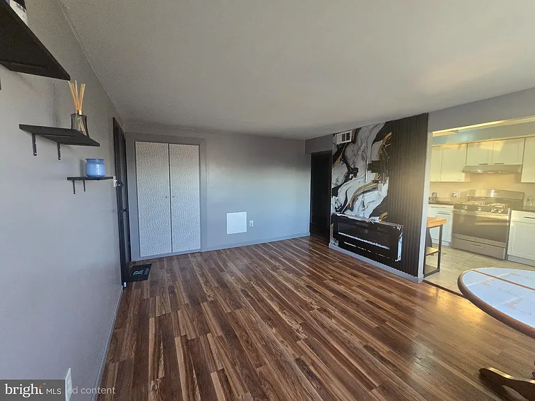 529 Foster St — Photo 3