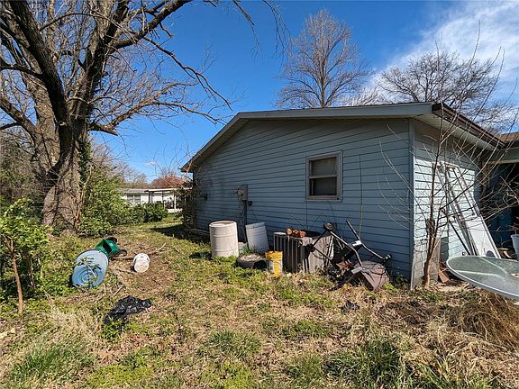 4th image of 919 Roberta Dr