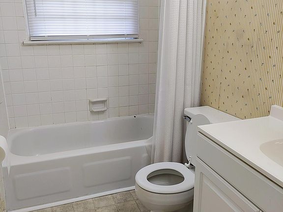 5th image of 1615 Donington Ct APT 1