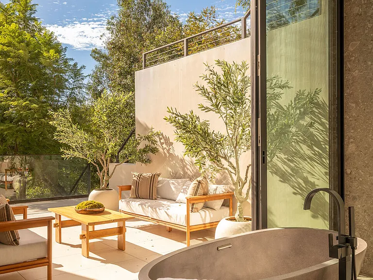 12752 Mulholland Dr — Photo 36