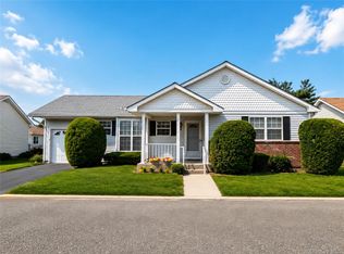 7 Daria Dr, Oakdale, NY 11769