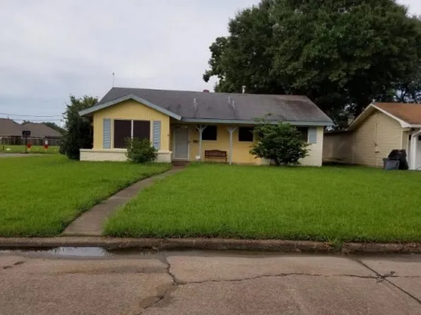 2920 Oleander Ln, Groves, TX 77619