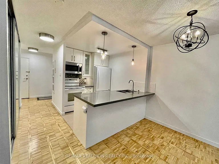 22 Shallmar Blvd #206 — Photo 7