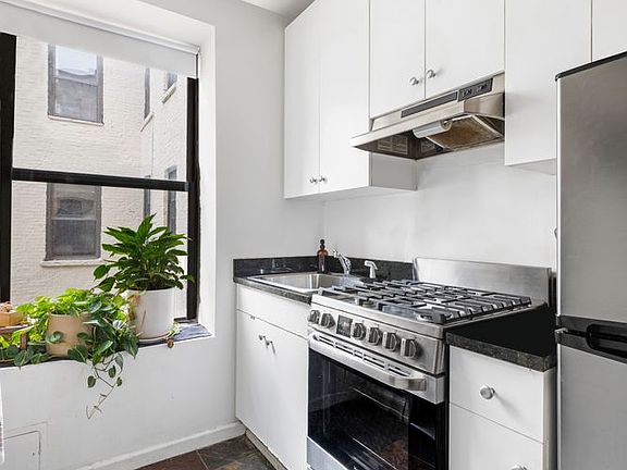4th image of 321 E 12th St APT 22