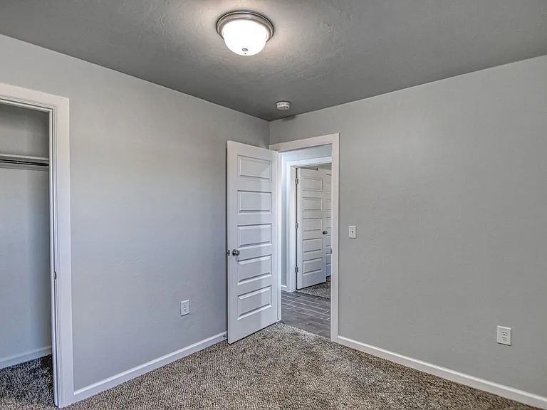 2721 Clifton Ter — Photo 17