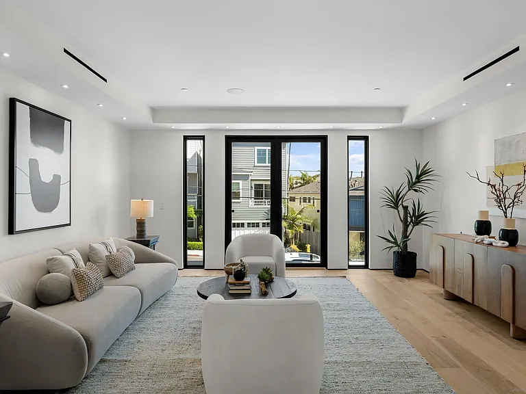246 Playa Del Norte St — Photo 8