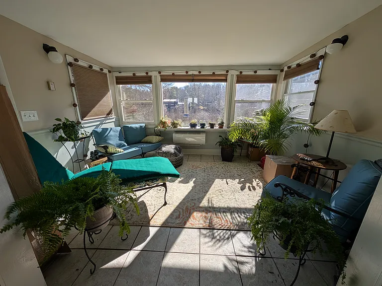115 Lake Dr — Photo 3