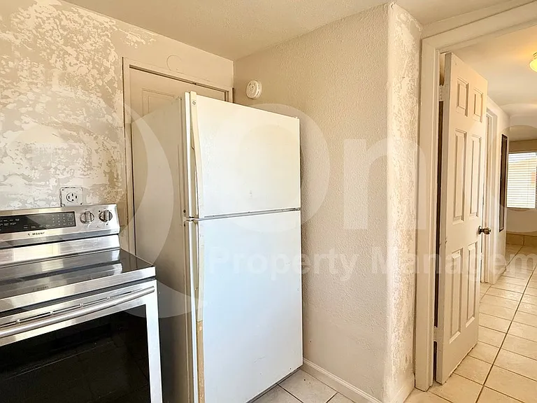 225 S Grand Dr #4 — Photo 4