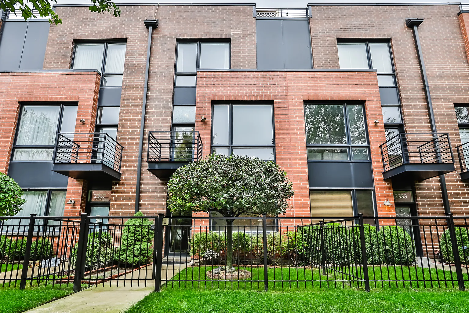 2335 W George St photo 1