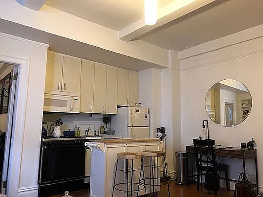 2nd image of 157 E 72nd St APT 15E