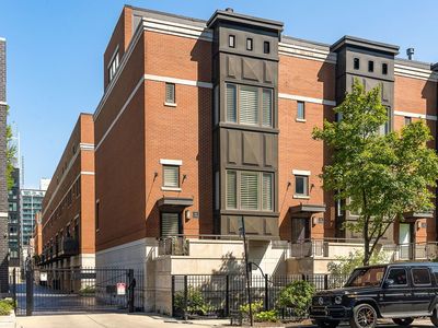 743 N Kingsbury St, Chicago, IL, 60654