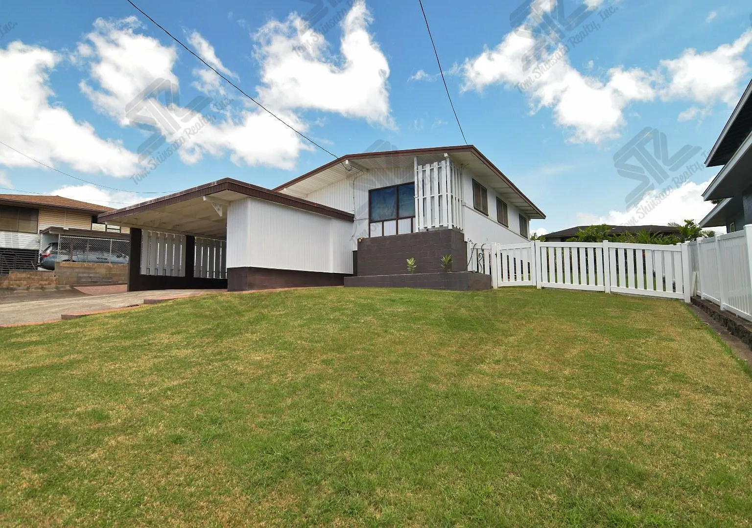 Spacious 3BR/1.5BA Home in Pearl City Ample Parking! — Photo 1