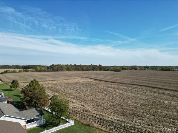 5 Mozart Pl, Millstadt, IL 62260
