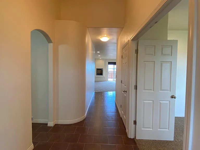 1648 S Beaumont Dr — Photo 2