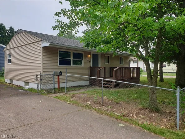 3102 Maxine Ave NE, Canton, OH 44705