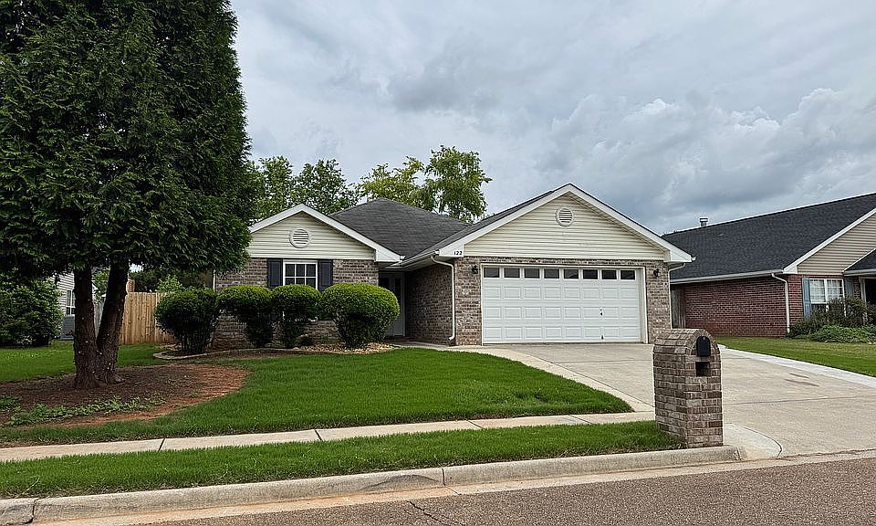 1st image of 122 Cloverwood Dr SW
