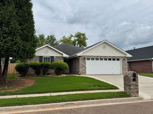 122 Cloverwood Dr SW