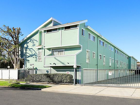 4th image of 5811 Woodman Ave APT 14