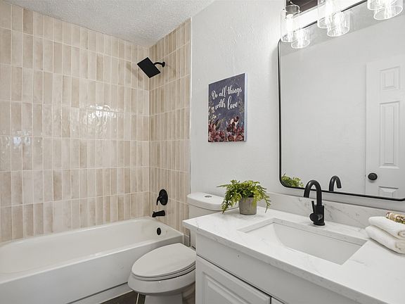 3rd image of 3121 Castle Rock Ln