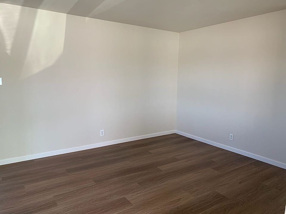 Livingroom- new flooring in all rooms