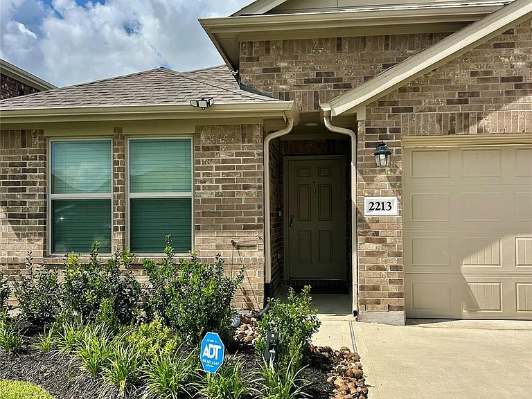 2213 Still Bend Ln — Photo 2