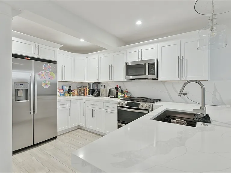467 E 8th St #1A — Photo 1