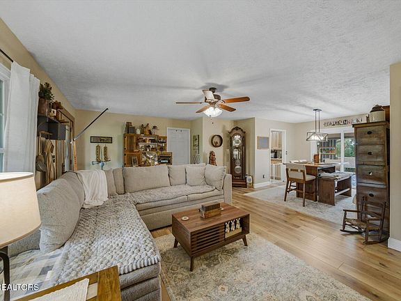 3rd image of 827 Hinkle Estates Dr