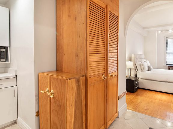 4th image of 145 W 58th St #7B