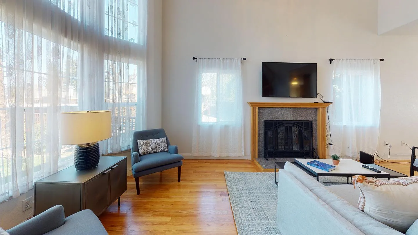 Private Bedroom in Fantastic Cupertino Home with Fenced Backyard — Photo 4