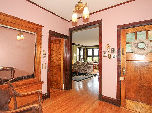 5th image of 118 N Austin Blvd APT 2