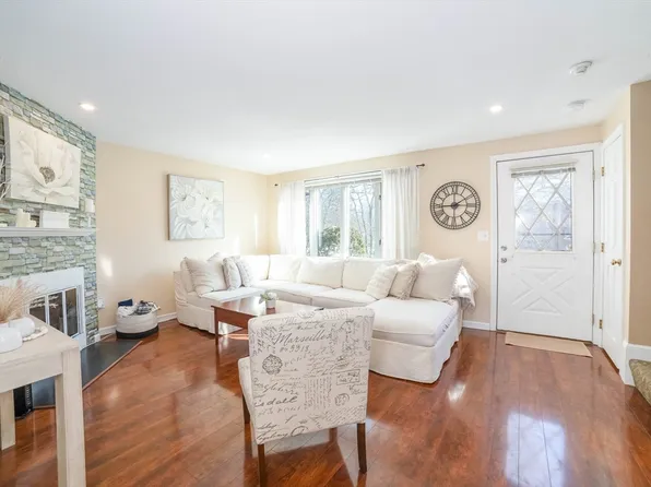 37 Scotty Hollow Dr #B, Chelmsford, MA 01824