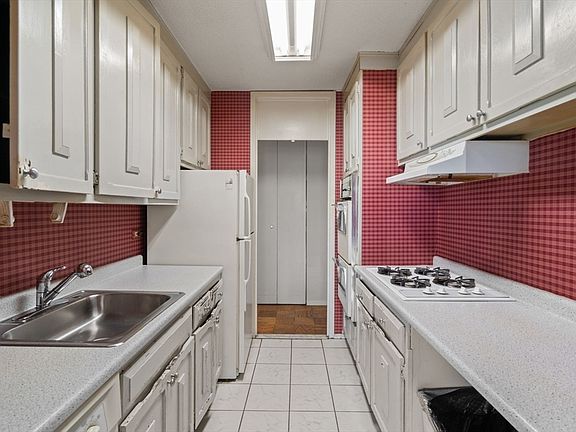 5th image of 65 E India Row APT 6B