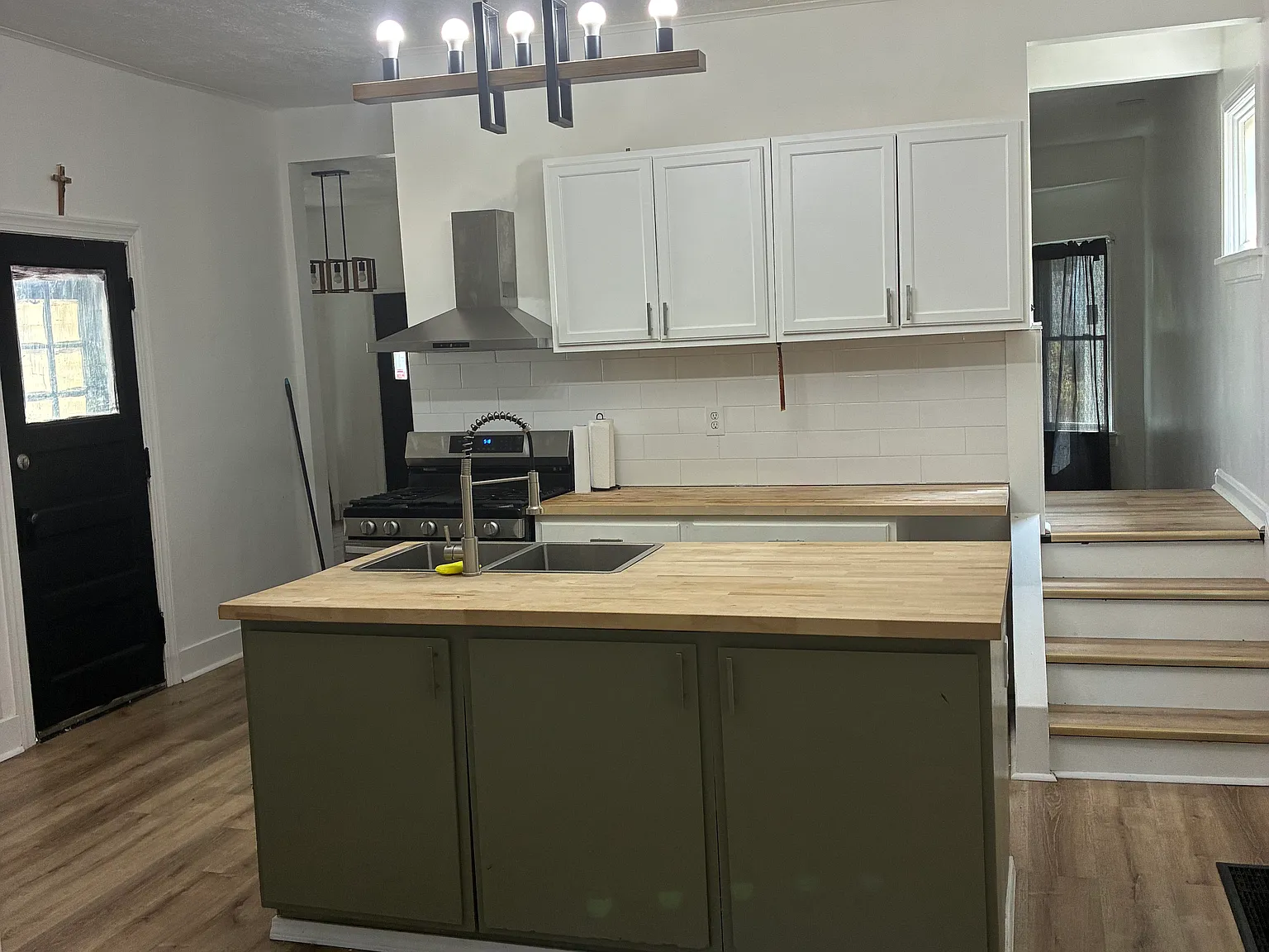 3 bed, 1422 sqft, $1,559 — Photo 2