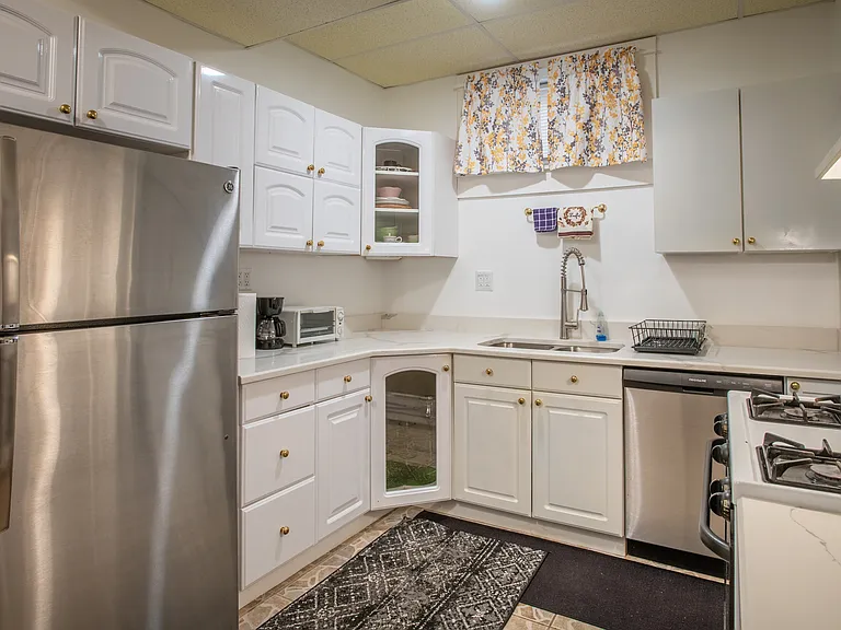 Kitchen / Full Refrigerator / Gas Stove