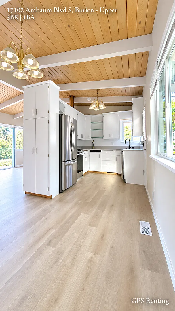 Spacious, Light-Filled Upper-Level Residence in Prime Burien Location — Photo 4